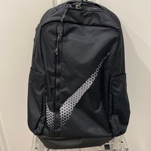 Nike backpack with laptop slot in back and extra compartments front pocket sleek